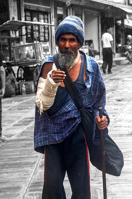 nepal_potraits_fake-begger_loxley-browne-photography